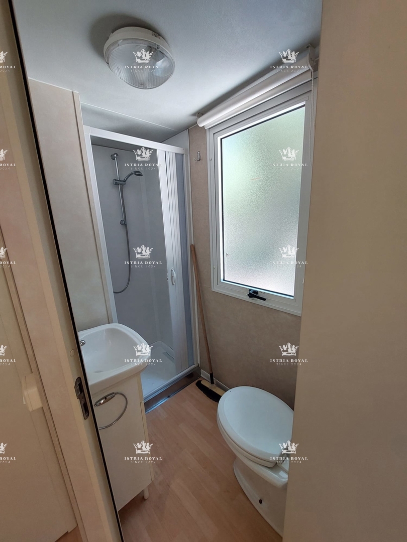 Dve urejeni parceli z mobilnimi hišicami – 30 sekund od plaže – vrhunska naložba v Istri